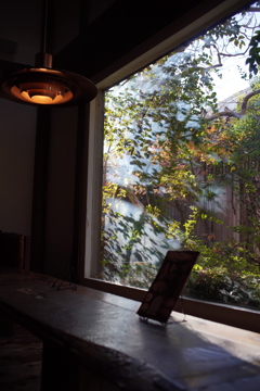 光と影を映す窓