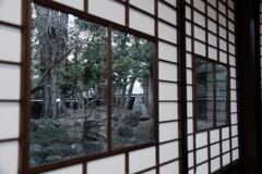 見えずとも雪見窓