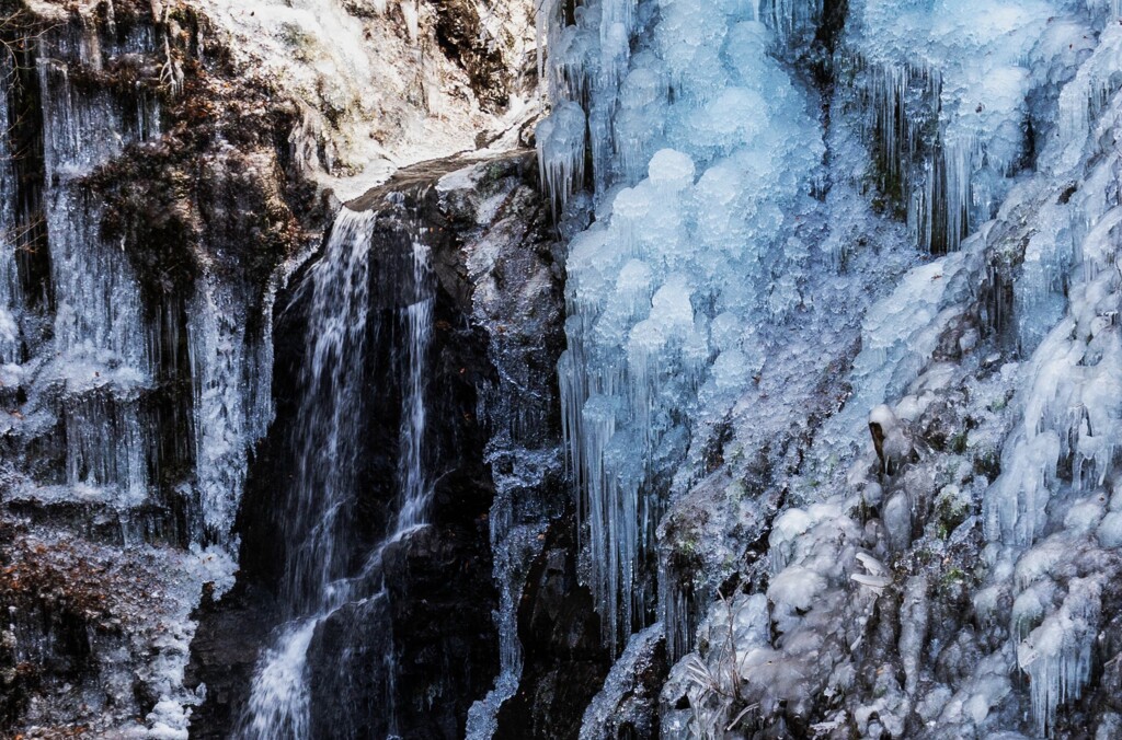 凍てつく滝