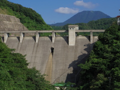 三瓶ダム・三瓶山を背に