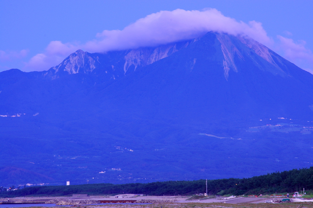 夕陽をうける大山