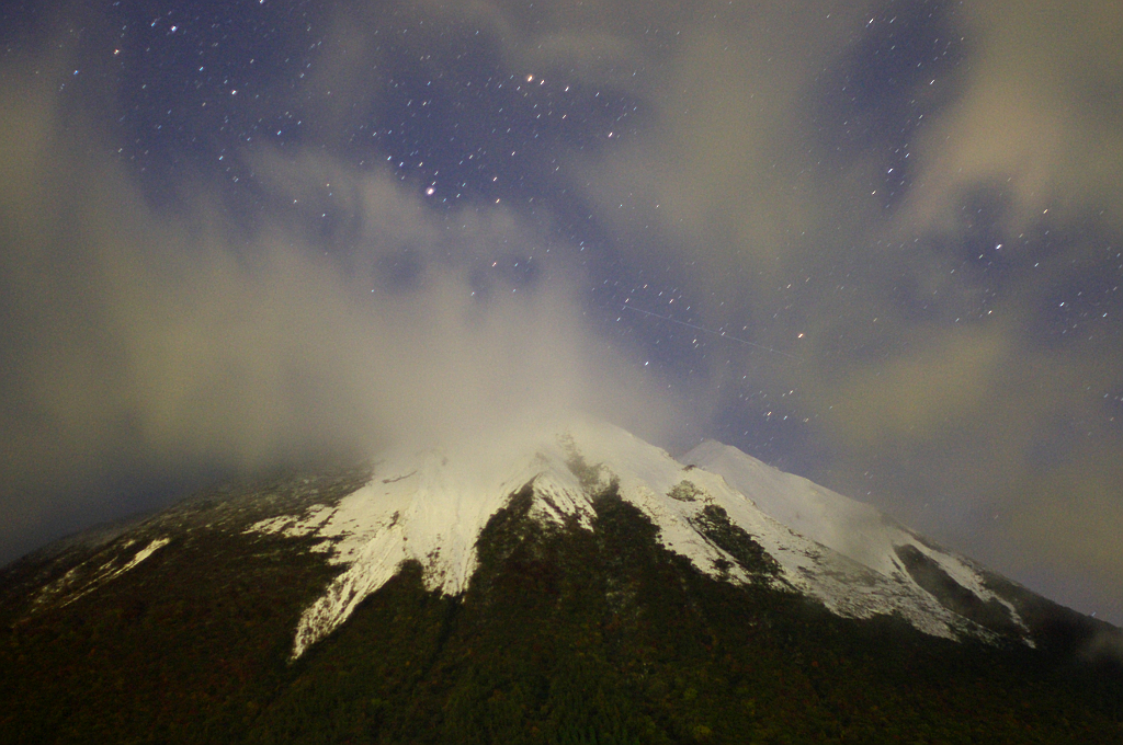 大山初冠雪