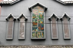 ステンドグラスのある建物