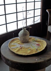 丸テーブルと花瓶