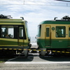 電車の向こうは海