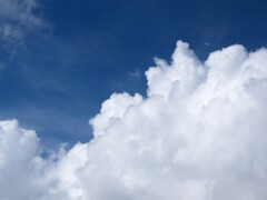積乱雲の上を飛ぶ