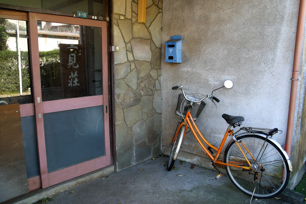 青い郵便箱とオレンジの自転車