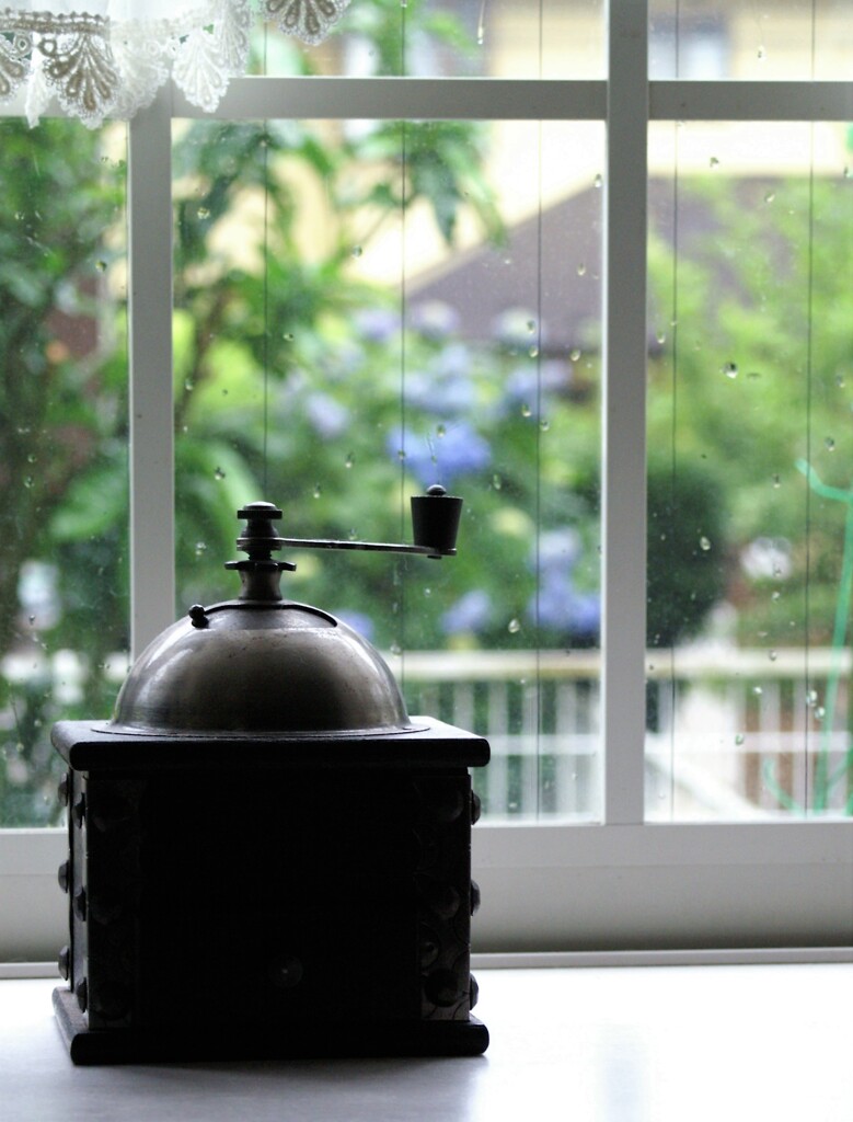 外は雨…