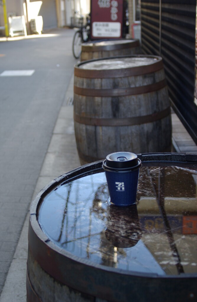 樽に映る電線と空