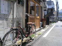 街の寸景　炎天下の自転車