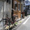 街の寸景　炎天下の自転車