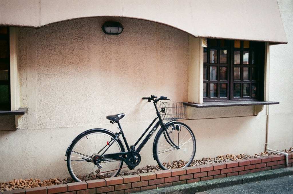 イタリアンレストランの自転車(フィルム写真)