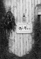 白い板壁のgallery