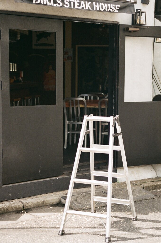 路上の脚立(フィルム)