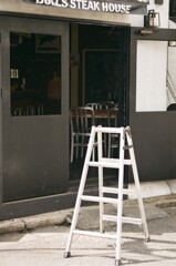 路上の脚立(フィルム)