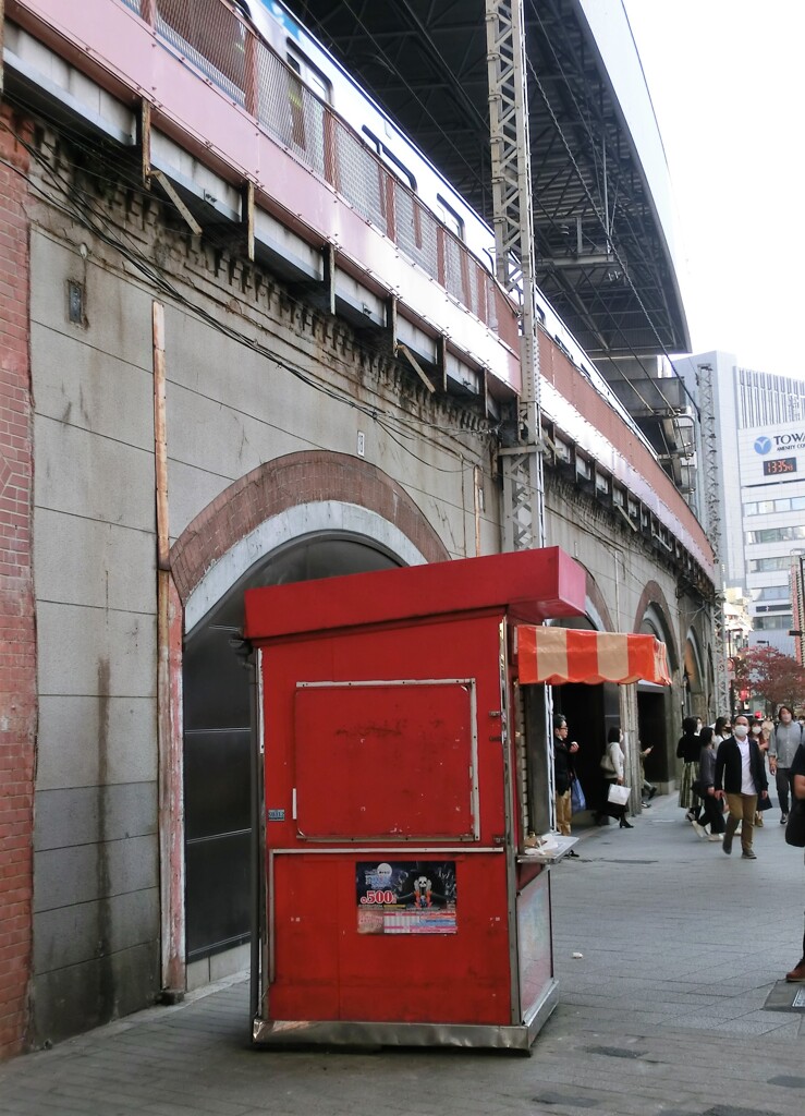 どこか哀愁漂う宝くじ売り場