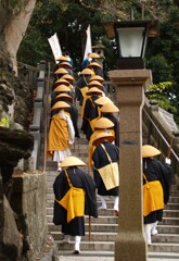 托鉢僧が行く