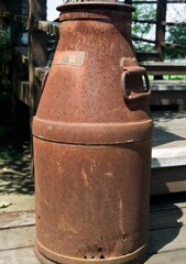 ハーフカメラ日和　錆びた生乳タンク