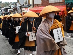 托鉢僧が行く