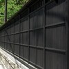 黒板塀のある路地