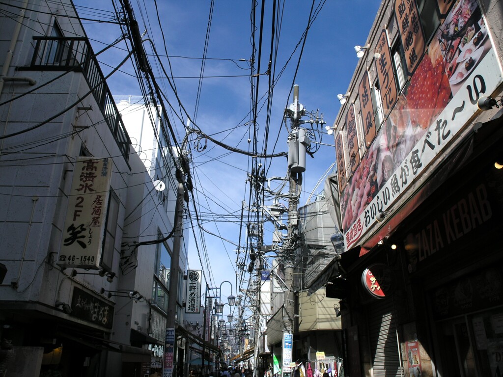 電線の向こうの空