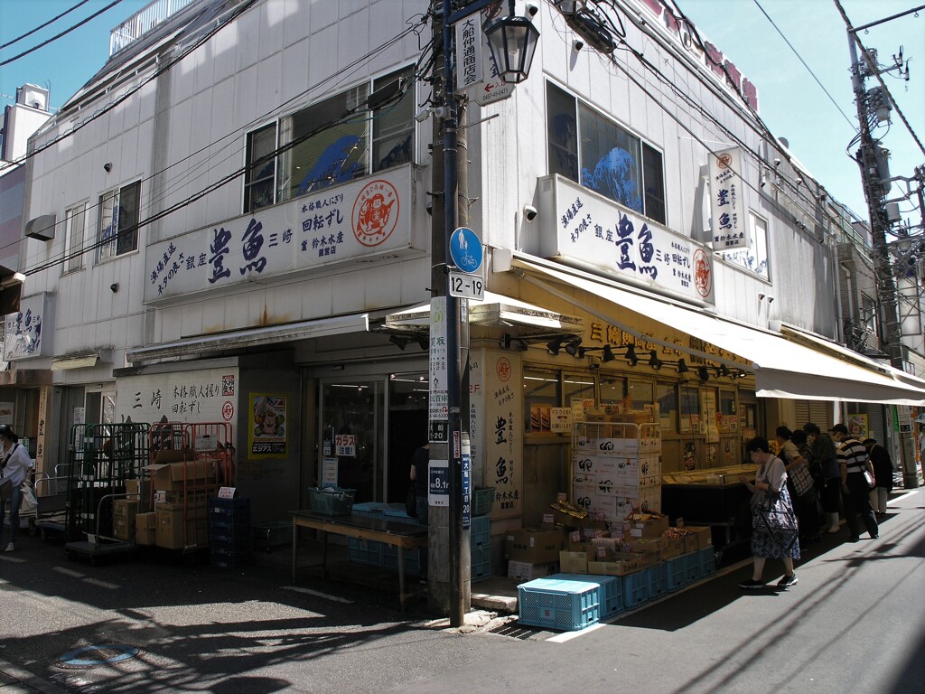 にぎわう通りの魚屋