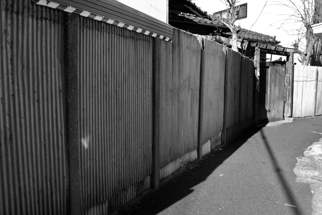 トタン塀の路地