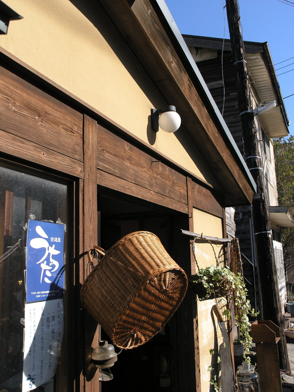 鎌倉・骨董屋のある通り