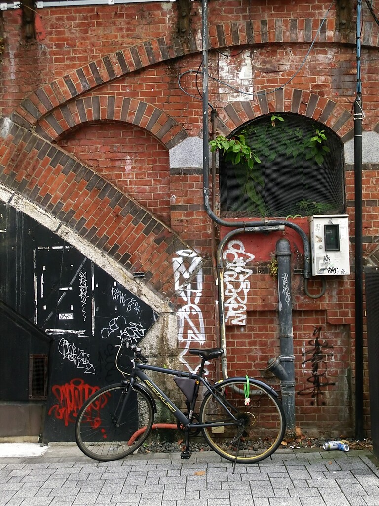 街の点描　落書きと自転車