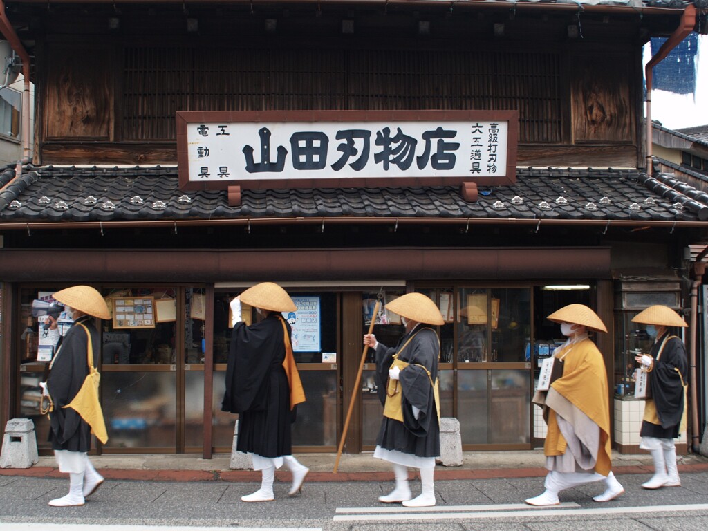 托鉢僧が行く