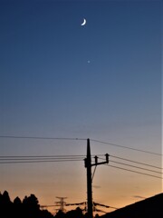 電線と三日月