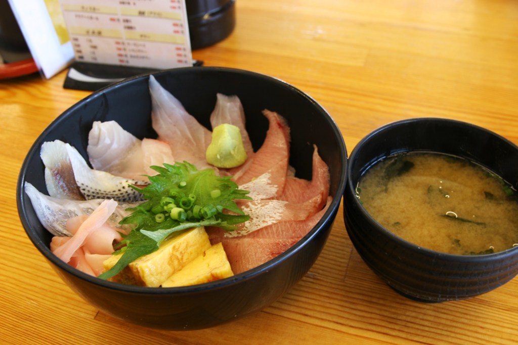 漁港の昼飯は3