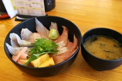漁港の昼飯は3