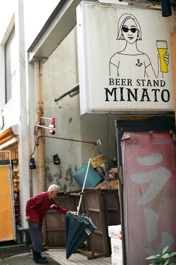 film…片手にビールのサングラスの女性