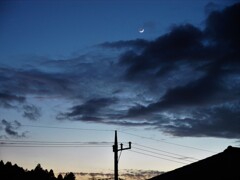 三日月と黒雲