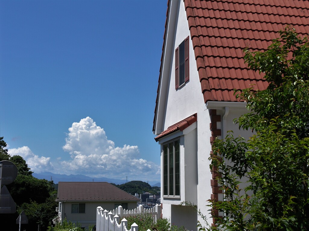 赤い三角屋根と夏の空