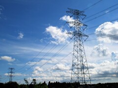 夏の送電線