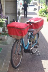 ママチャリの赤いキャリーバッグ