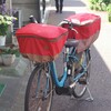 ママチャリの赤いキャリーバッグ