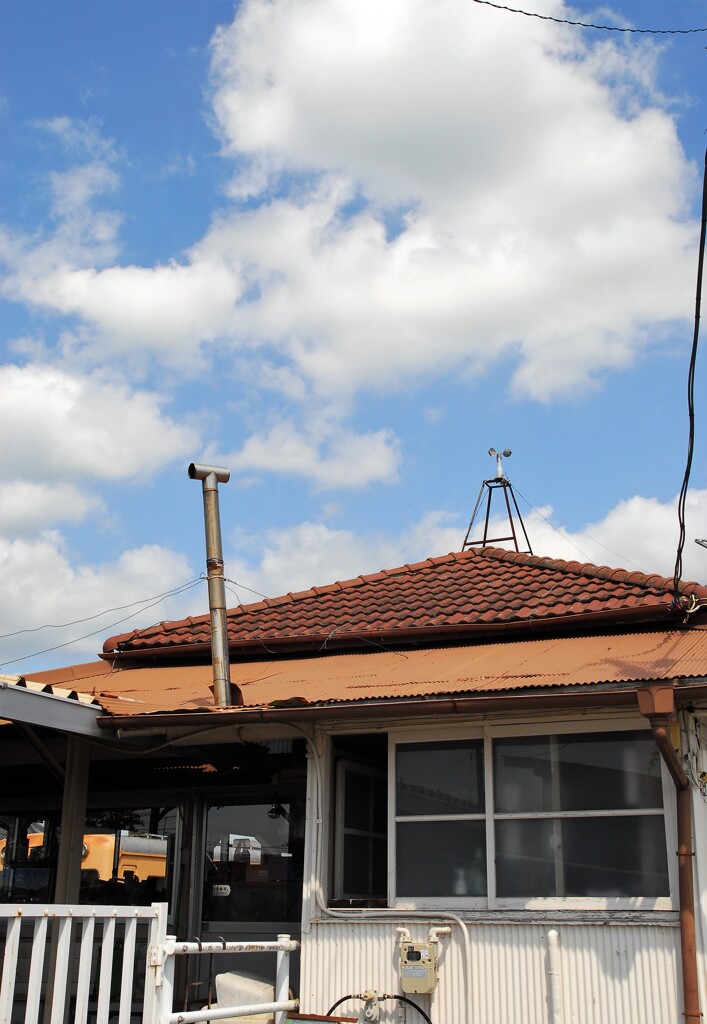 駅舎の上の空