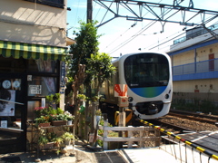 踏切り横の床屋さん