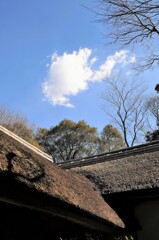 藁ぶき屋根と雲
