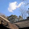 藁ぶき屋根と雲