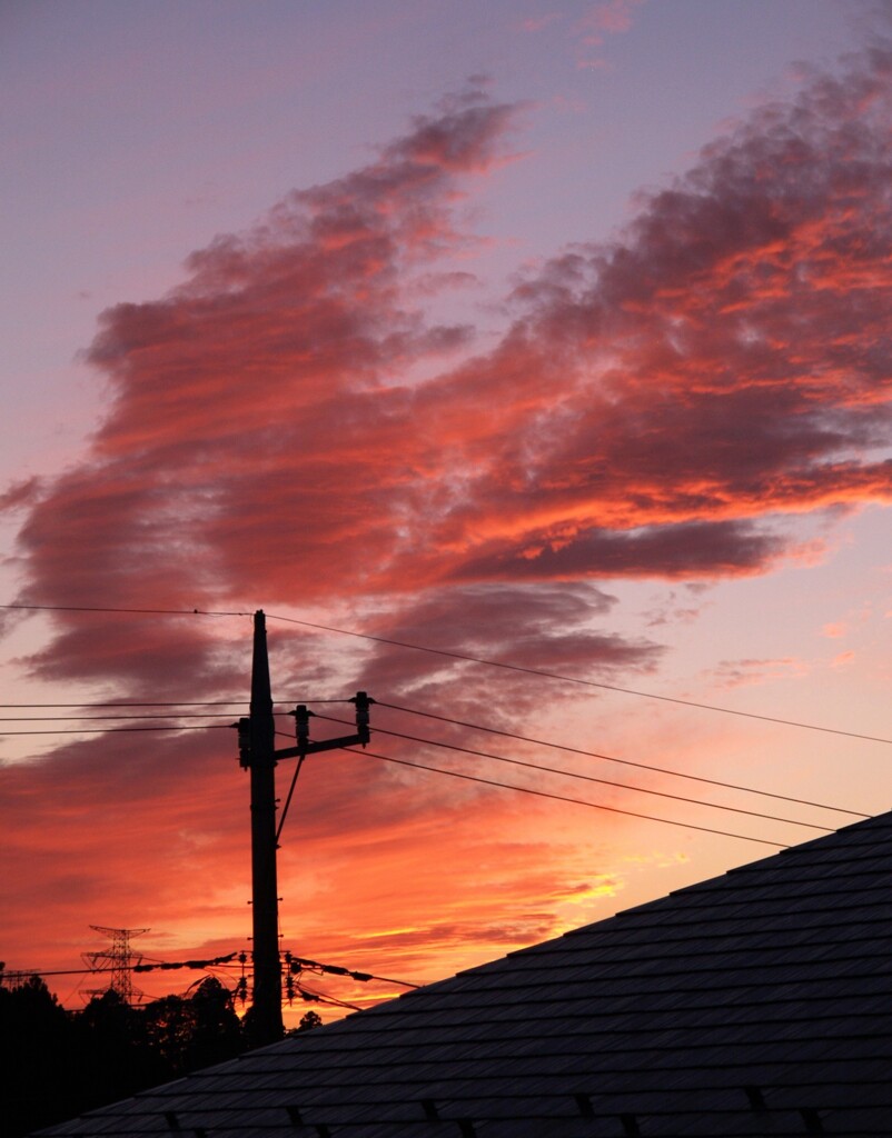電柱の向こうに夕焼け雲