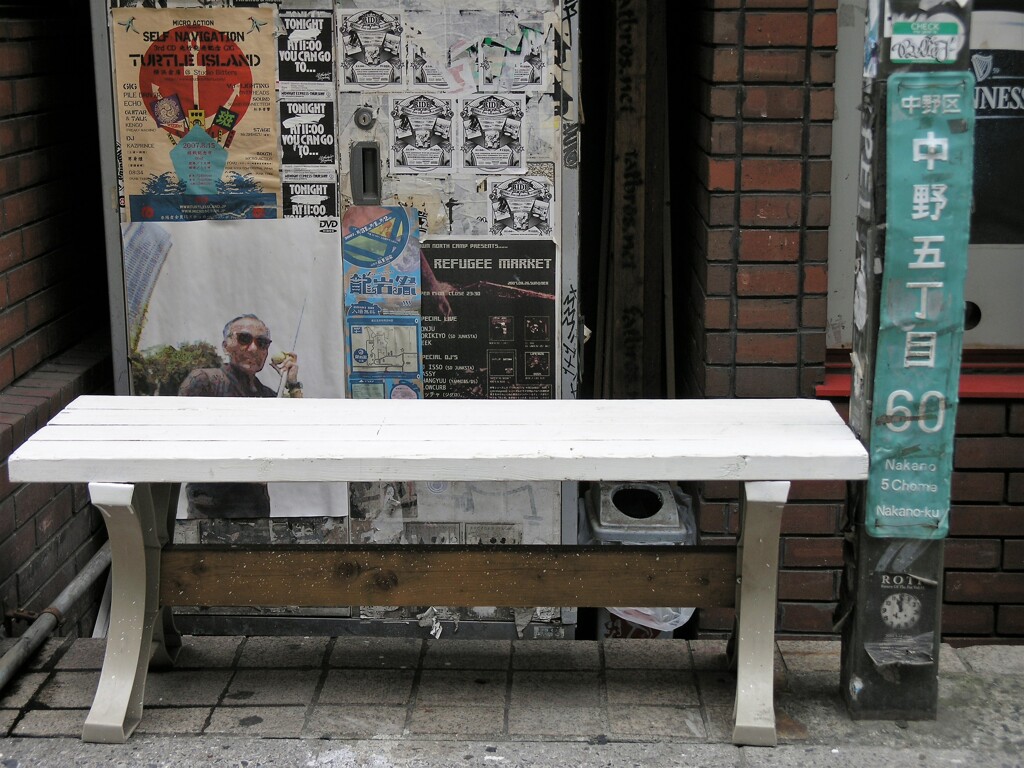 中野五丁目の白いベンチ