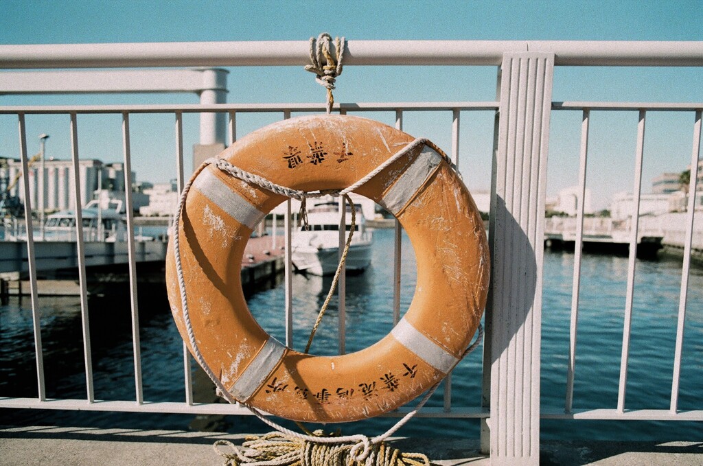 色褪せた救命浮輪(フィルム)