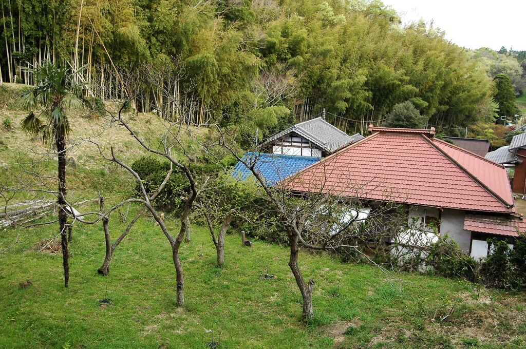赤い屋根の農家