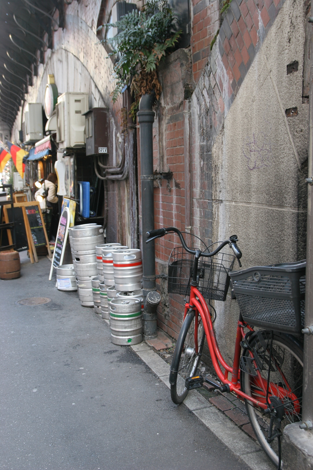 新橋  赤い自転車の定位置