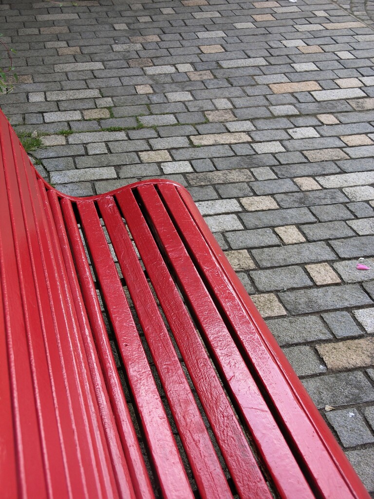 赤いベンチ
