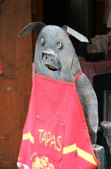 店の看板豚かな